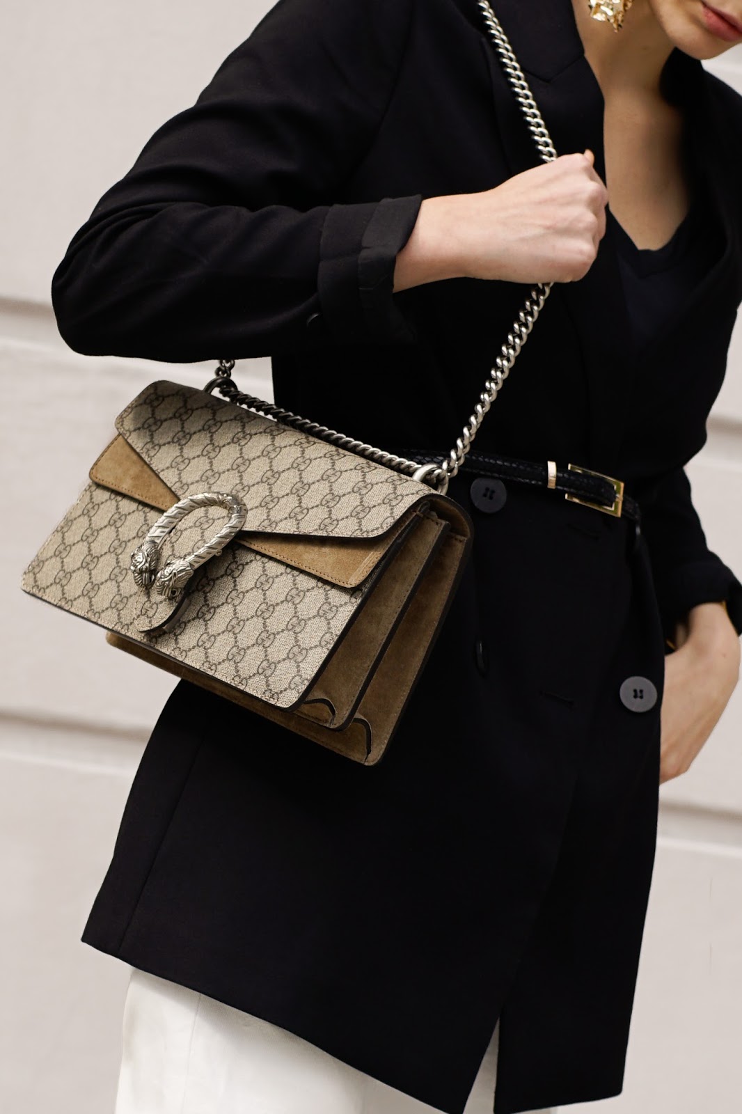 SINGLE EARRINGS: ALL ABOUT THE DETAILS