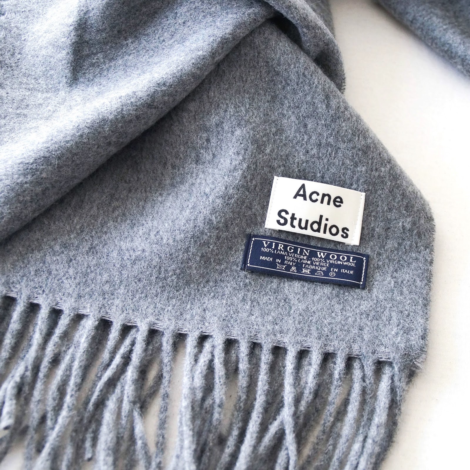 THE ACNE SCARF