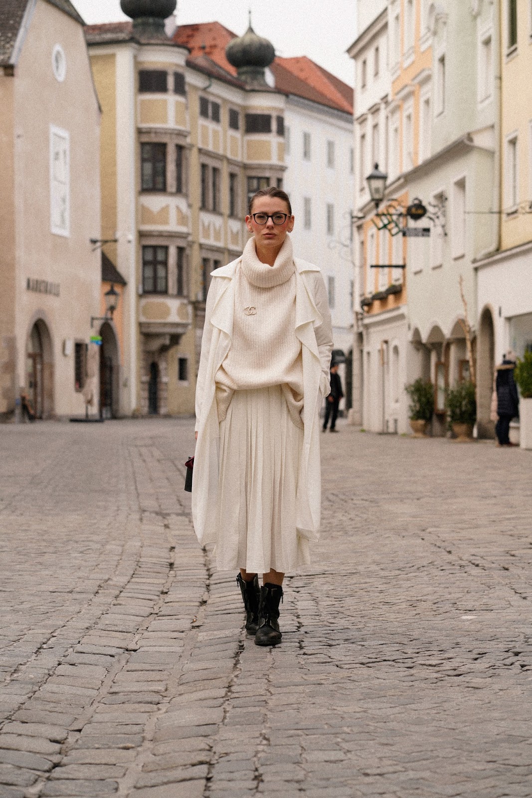 FRÜHLINGSOUTFIT MIT PLISSEEROCK UND AIGNER BAG